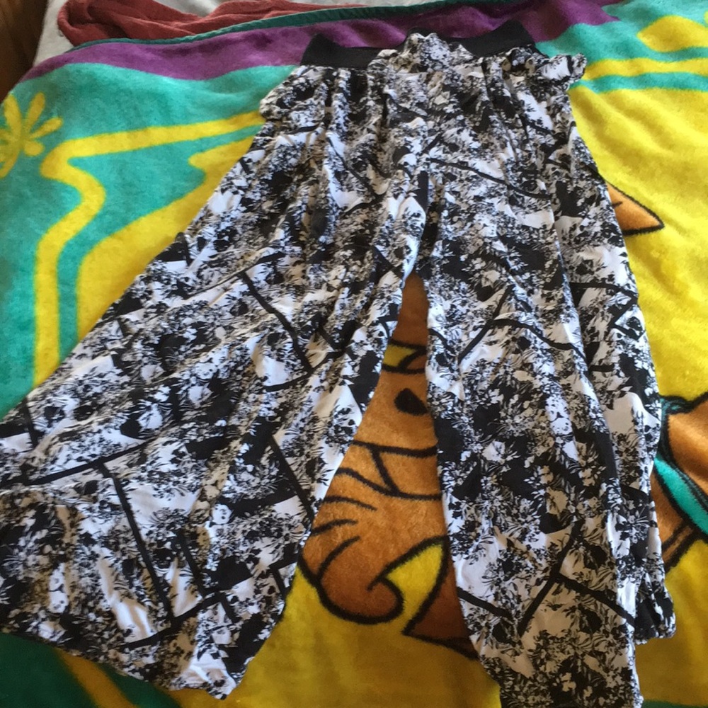 Black and white boho/hippie/flowy pants POCKETS